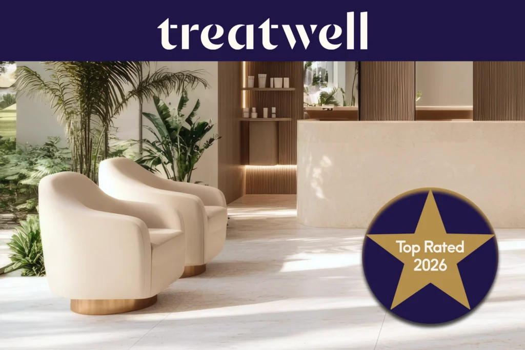 Badge Treatwell Top Rated 2026 devant l’accueil lumineux d’un salon avec fauteuils crème et plantes