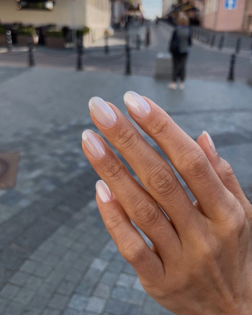 Tendances beauté du printemps 2026 - Milky white et ongles polis effet miroir - @sansilt | Treatwell