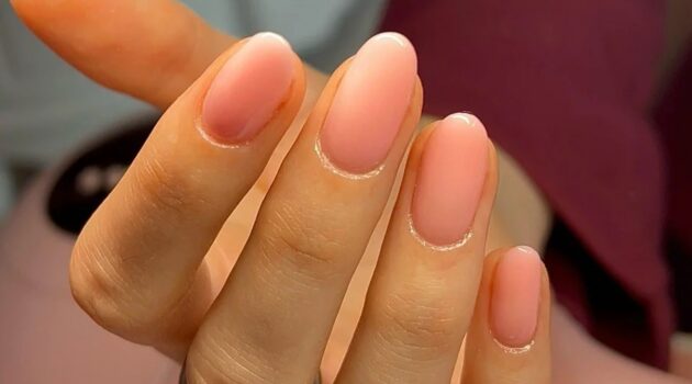 Gros plan dune manucure BIAB rose transparent