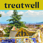 Une vue panoramique de Barcelone depuis le Park Güell, montrant les célèbres bancs en mosaque colorée de Gaudí et les flèches de style féerique, avec la ville et la mer en arrière-plan. Une bannière jaune en haut affiche le logo treatwell.
