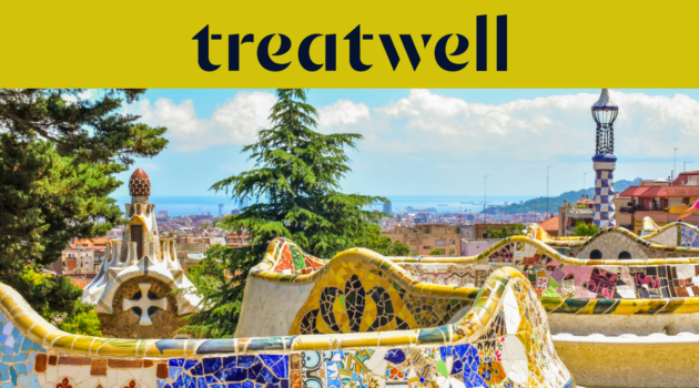 Une vue panoramique de Barcelone depuis le Park Güell, montrant les célèbres bancs en mosaque colorée de Gaudí et les flèches de style féerique, avec la ville et la mer en arrière-plan. Une bannière jaune en haut affiche le logo treatwell.