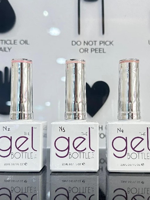 Flacons de BIAB de The Gel Bottle Inc. sur une étagère