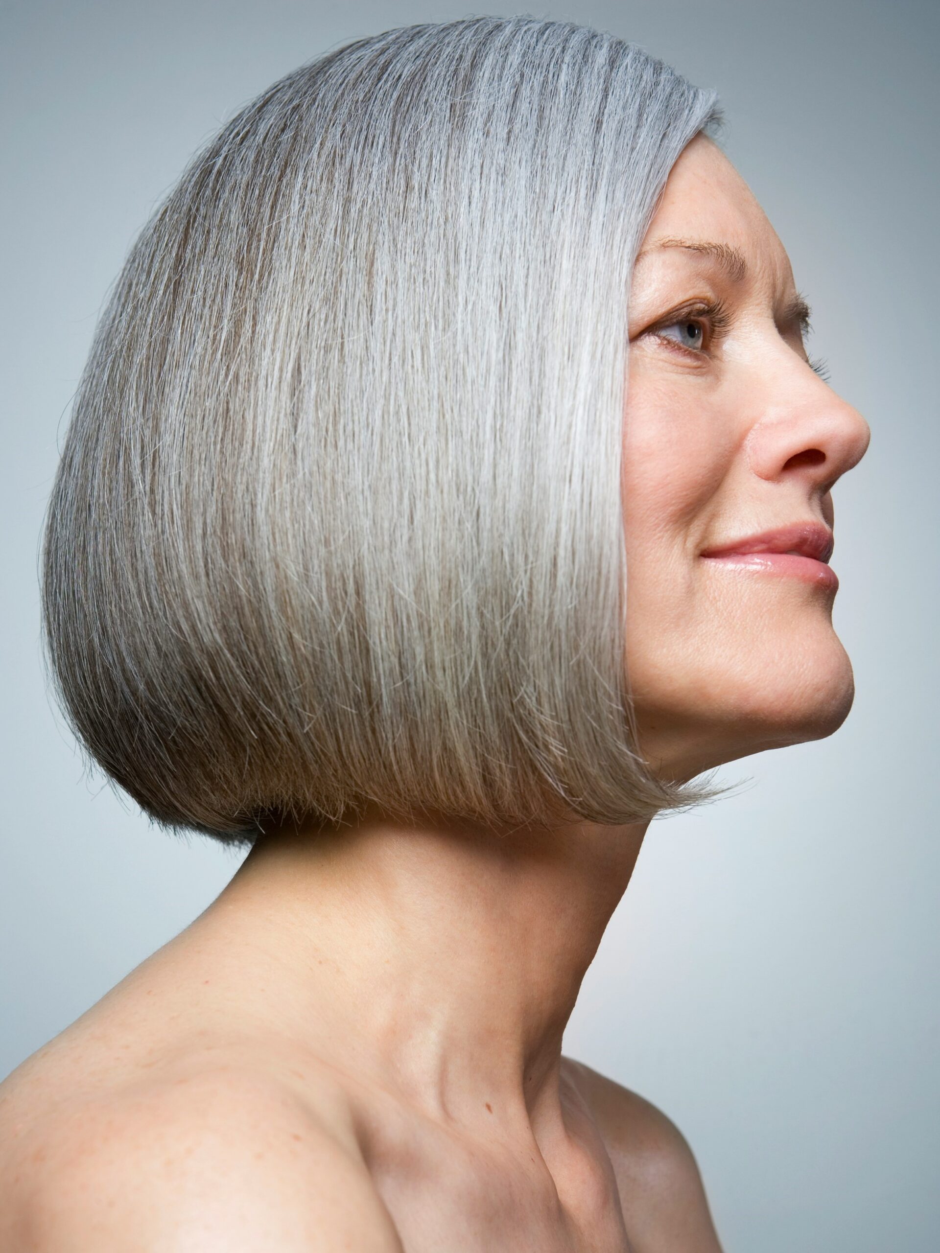 Portrait de profil d’une femme avec un carré gris brillant et sain