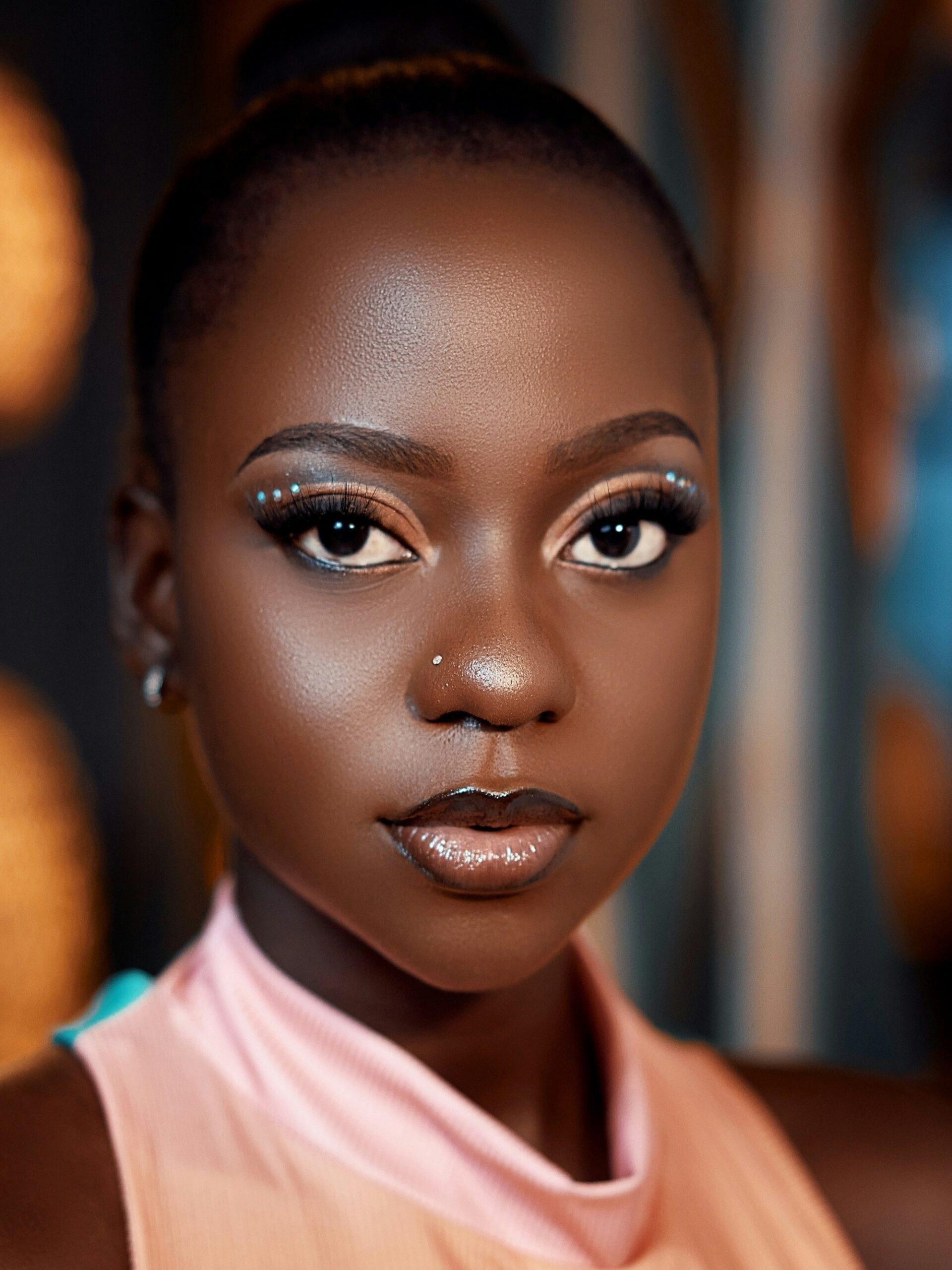 Portrait d’une jeune femme avec un microblading des sourcils, portant un maquillage sophistiqué