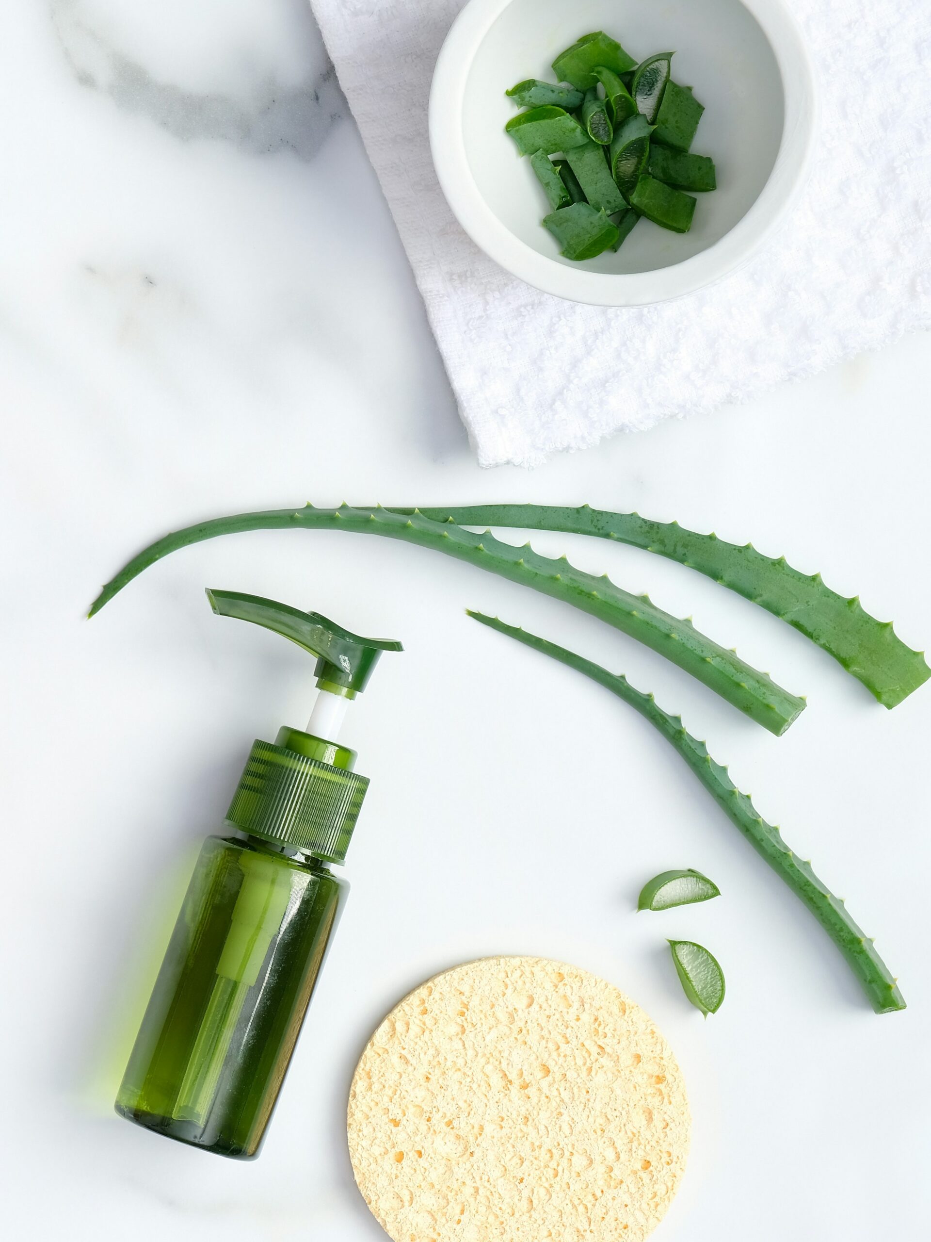 Mise à plat de produits apaisants à l’aloe vera avec de l’aloe vera naturel et une éponge