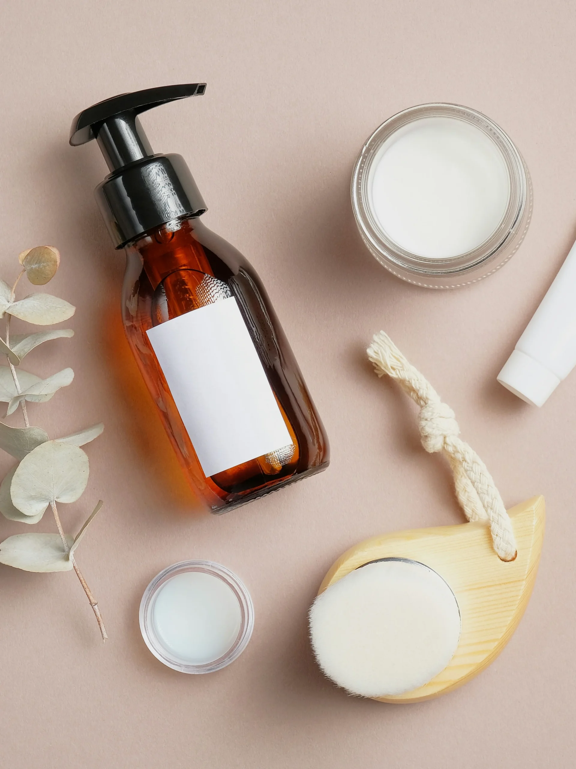 Vue à plat de plusieurs produits de soin post-traitement, comprenant un SPF, un sérum hydratant et une crème hydratante sans parfum