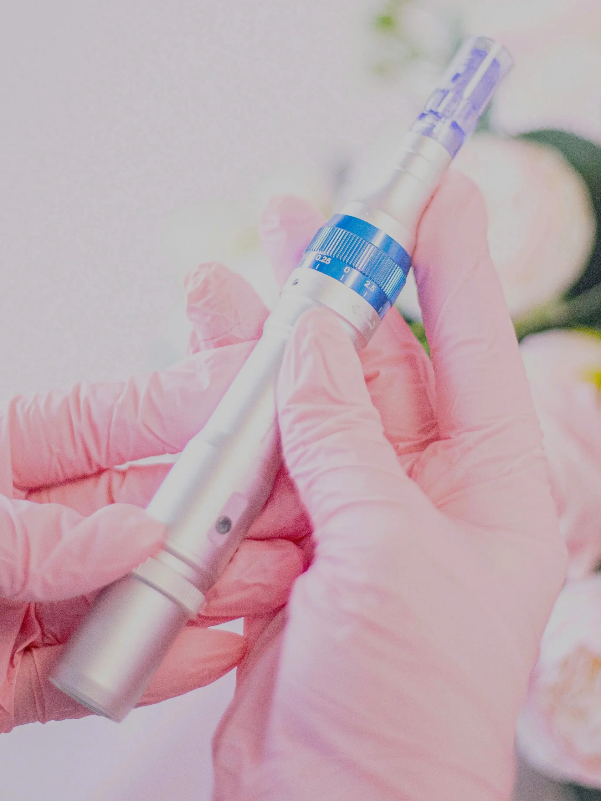 Gros plan d'un stylo de microneedling professionnel