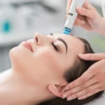 Gros plan d'une femme détendue, les yeux fermés, pendant un soin Hydrafacial dans un institut calme