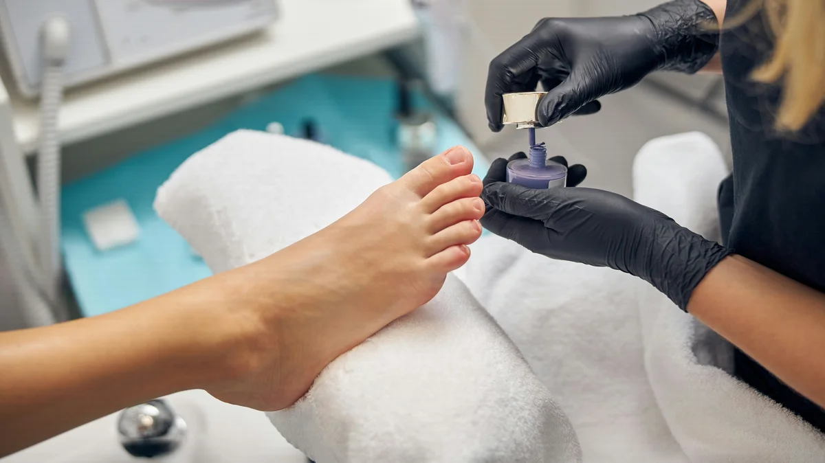 Gros plan sur une prothésiste qui prodigue une beauté des pieds à une cliente en salon