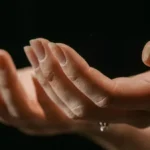 Deux mains tendues, paumes vers le haut, avec des ongles qui se dédoublent