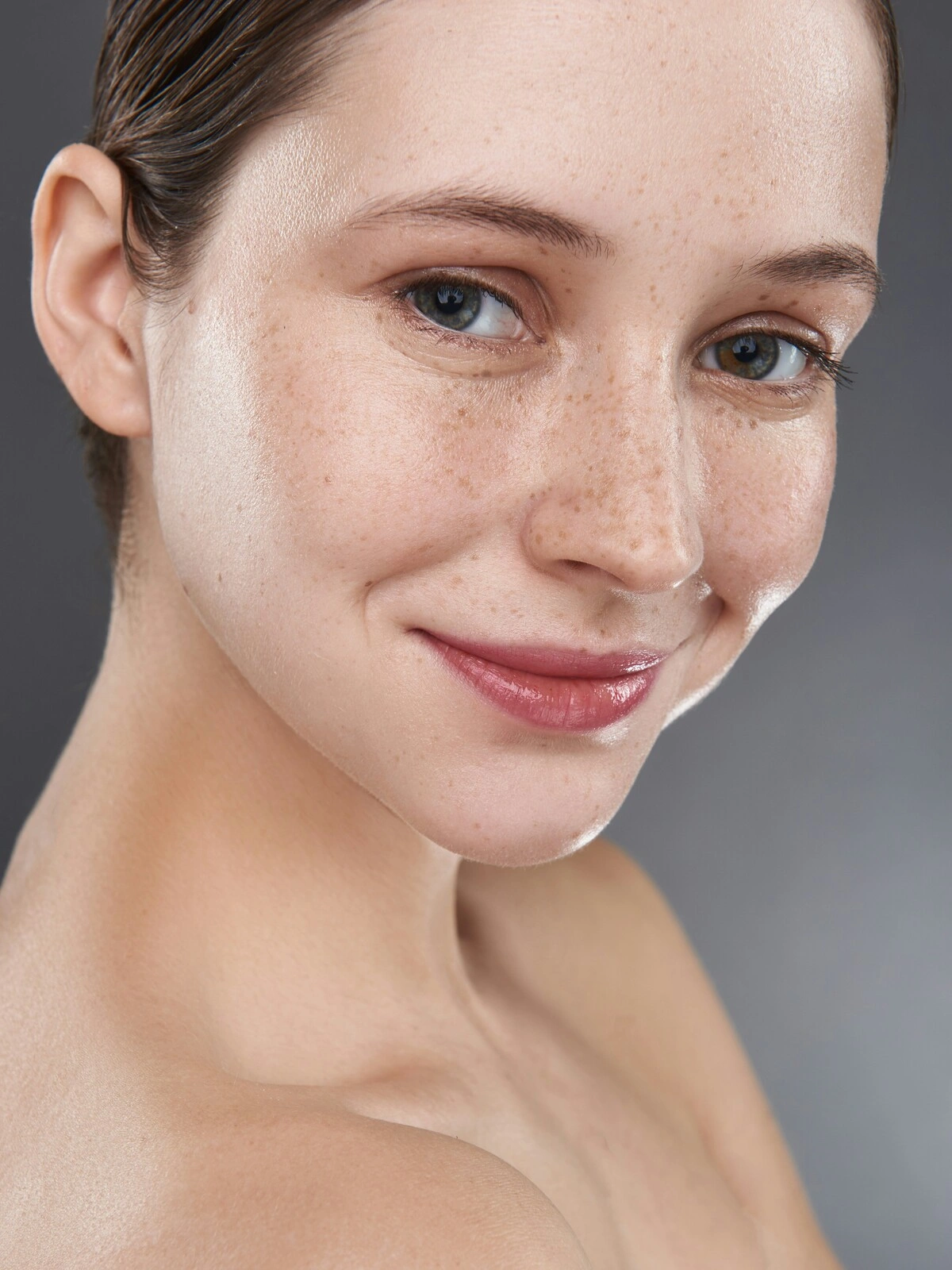 Gros plan du visage sans maquillage d'une femme, montrant un fin duvet