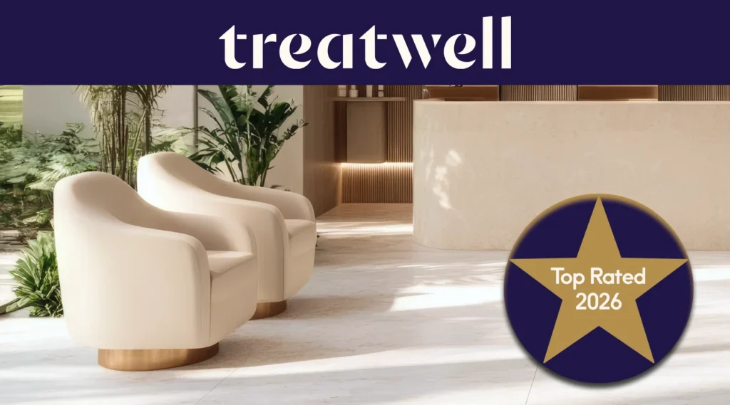 Badge Treatwell Top Rated 2026, obtenu grâce aux avis clients, dans l’accueil lumineux d’un salon avec fauteuils crème et plantes