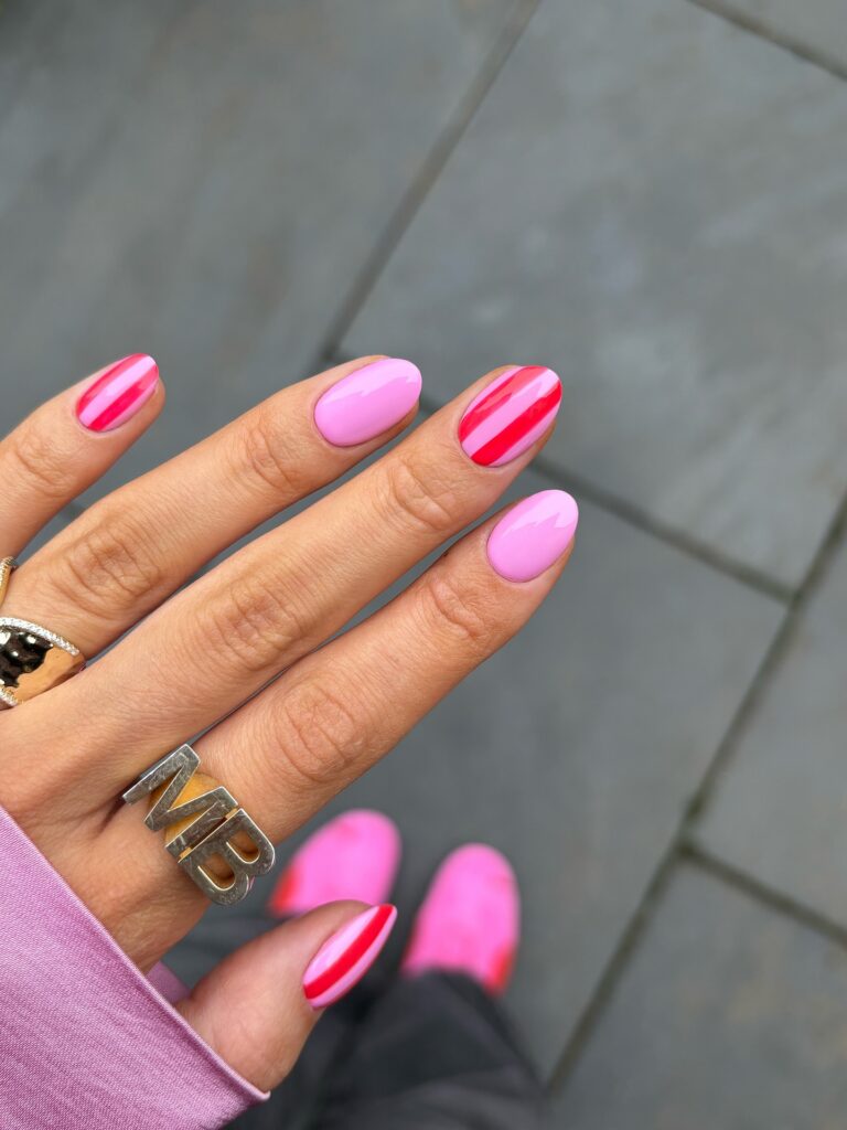 Tendenze beauty per la primavera 2026 - Manicure pop art (a righe) - @thenaillologist | Treatwell