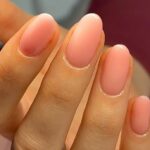 Primo piano di una manicure BIAB rosa trasparente