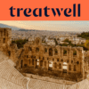 L'Odeo di Erode Attico, un antico anfiteatro in pietra ai piedi dell'Acropoli di Atene, con lo skyline della città moderna che si estende all'orizzonte sotto un cielo dorato al tramonto. Un banner arancione corallo con il logo Treatwell è posizionato sopra l'immagine.