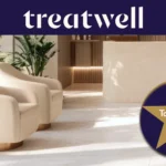 Badge Treatwell Top Rated 2026, assegnato in base alle recensioni dei clienti, nella reception luminosa di un salone con poltrone color crema e piante