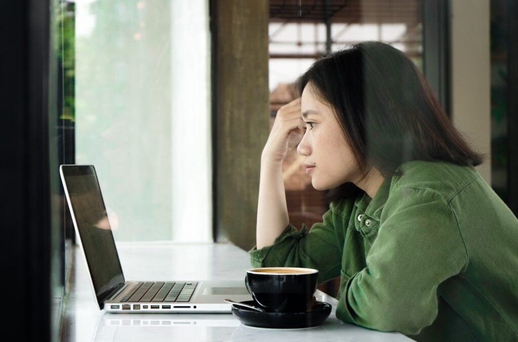 Frau mit Kaffee am Laptop