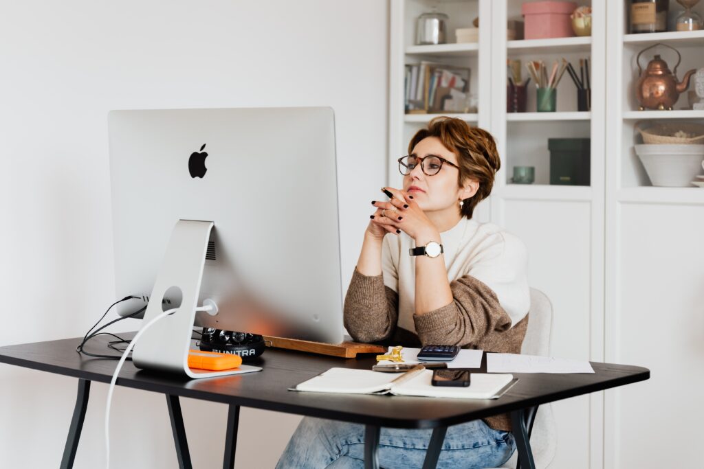 Eine Frau sitzt hinter einem Computer und analysiert.