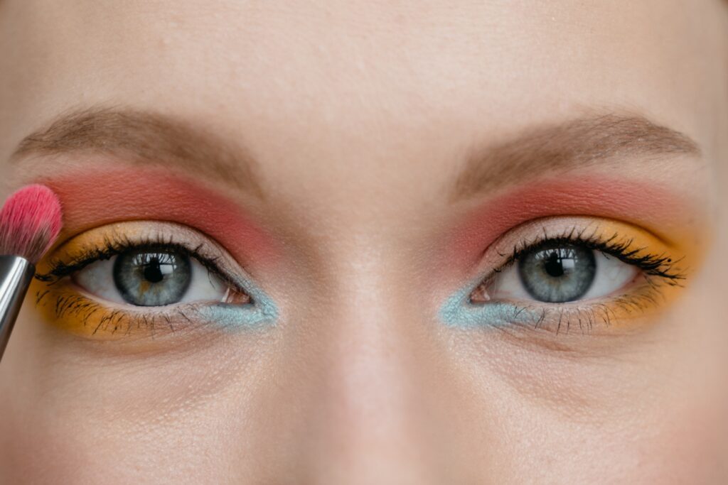 Frau mit buntem Augen-Make-up