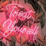 Neon-Schriftzug „Treat Yourself“