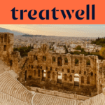 Das Odeon des Herodes Atticus, ein antikes Steinamphitheater am Fuss der Akropolis in Athen. Im Hintergrund erstreckt sich die moderne Skyline unter einem warmen Abendhimmel. Ein korallfarbenes Banner mit dem Treatwell-Logo ist über dem Bild platziert.