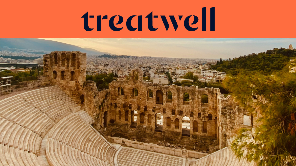 Das Odeon des Herodes Atticus, ein antikes Steinamphitheater am Fuss der Akropolis in Athen. Im Hintergrund erstreckt sich die moderne Skyline unter einem warmen Abendhimmel. Ein korallfarbenes Banner mit dem Treatwell-Logo ist über dem Bild platziert.