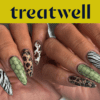 Zwei Hände mit langen mandelförmigen Nägeln in verschiedenen Animal-Prints: Zebrastreifen, Leopardenmuster, grüne Schlangenhaut und Schildpatt.