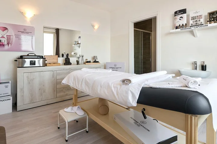 Behandlungsraum bei Beauty Time in Lanusei mit Massageliege und Germaine-de-Capuccini-Pflegeprodukten.