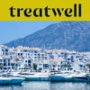 Der Yachthafen Puerto Banús in Marbella, gesäumt von weissen Apartmenthäusern und vertäuten Yachten vor Bergkulisse, unter einem gelben Treatwell-Banner.