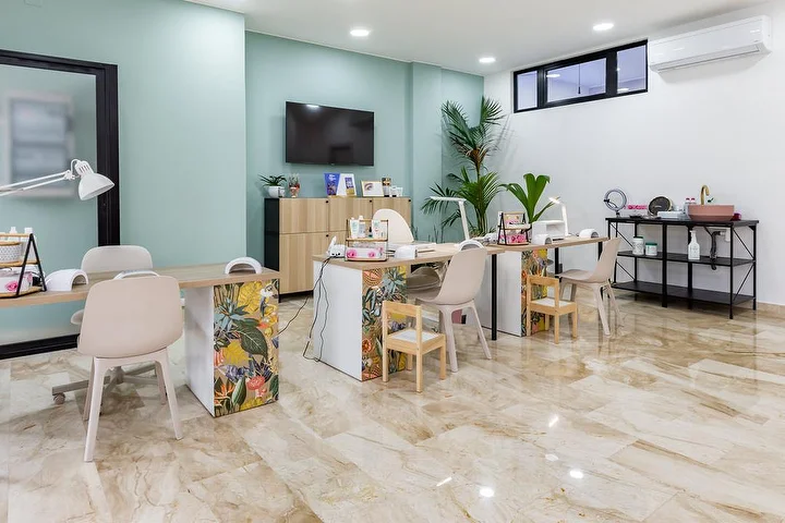 Make-up-Display und Beauty-Stuhl im Studio Estetica 35 in Quartucciu mit einer breiten Auswahl an Lidschatten-Paletten.