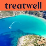 Luftaufnahme einer türkisfarbenen kretischen Bucht, mit einem Jetski, der eine weisse Kurve durch klares Wasser zieht, einem Sichelstrand aus Sand und trockenen Hügeln rund um die Küste, unter einem korallenorangenen Banner mit der Aufschrift treatwell.