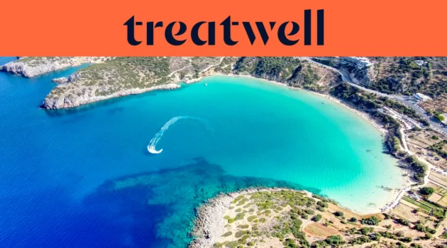 Luftaufnahme einer türkisfarbenen kretischen Bucht, mit einem Jetski, der eine weisse Kurve durch klares Wasser zieht, einem Sichelstrand aus Sand und trockenen Hügeln rund um die Küste, unter einem korallenorangenen Banner mit der Aufschrift treatwell.